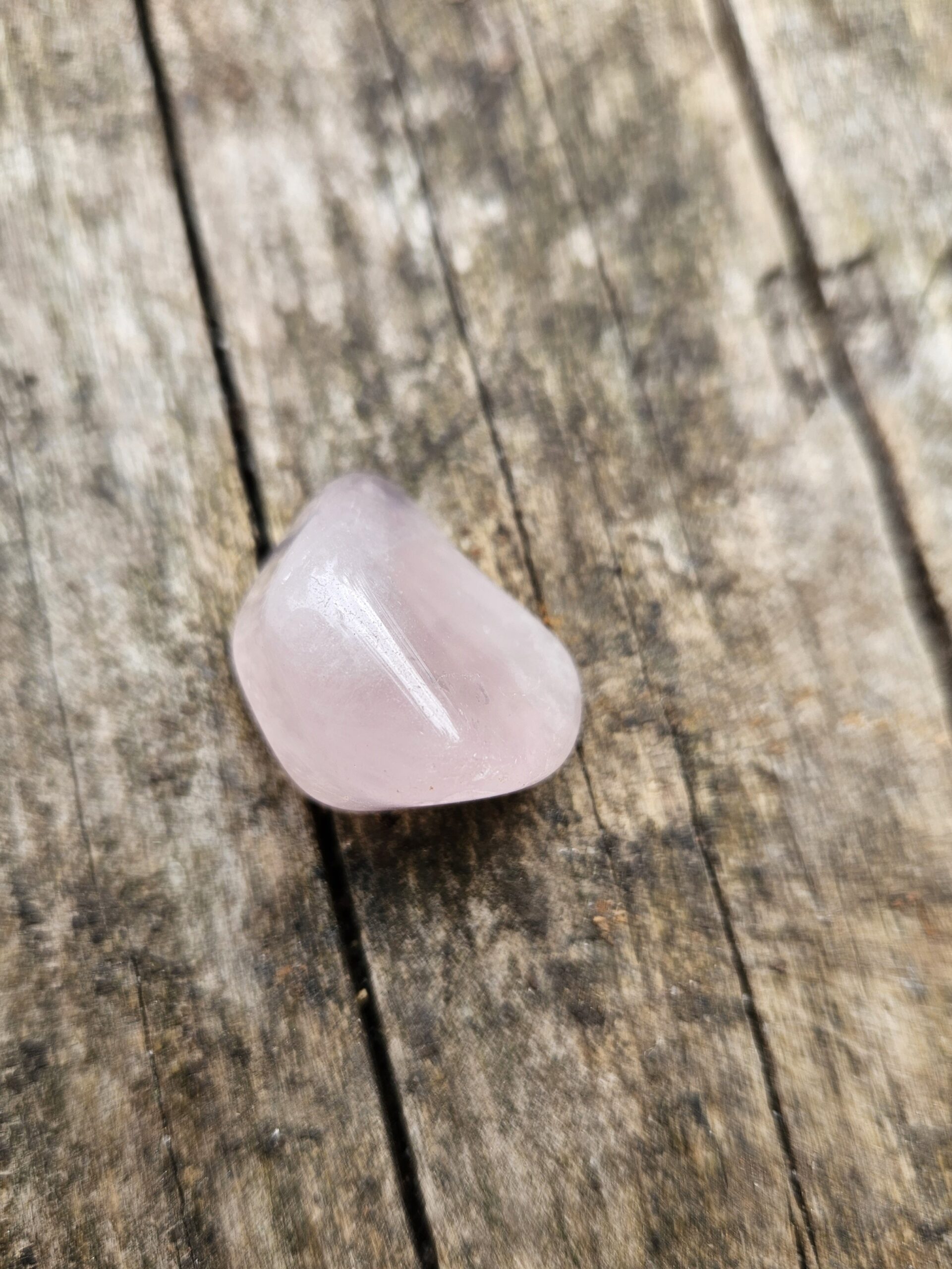 Poleret rosakvarts lommesten, fyldt med kærlighedens energi. Denne krystal fremmer følelsesmæssig heling, tilgivelse og øger selvkærligheden og medfølelsen.