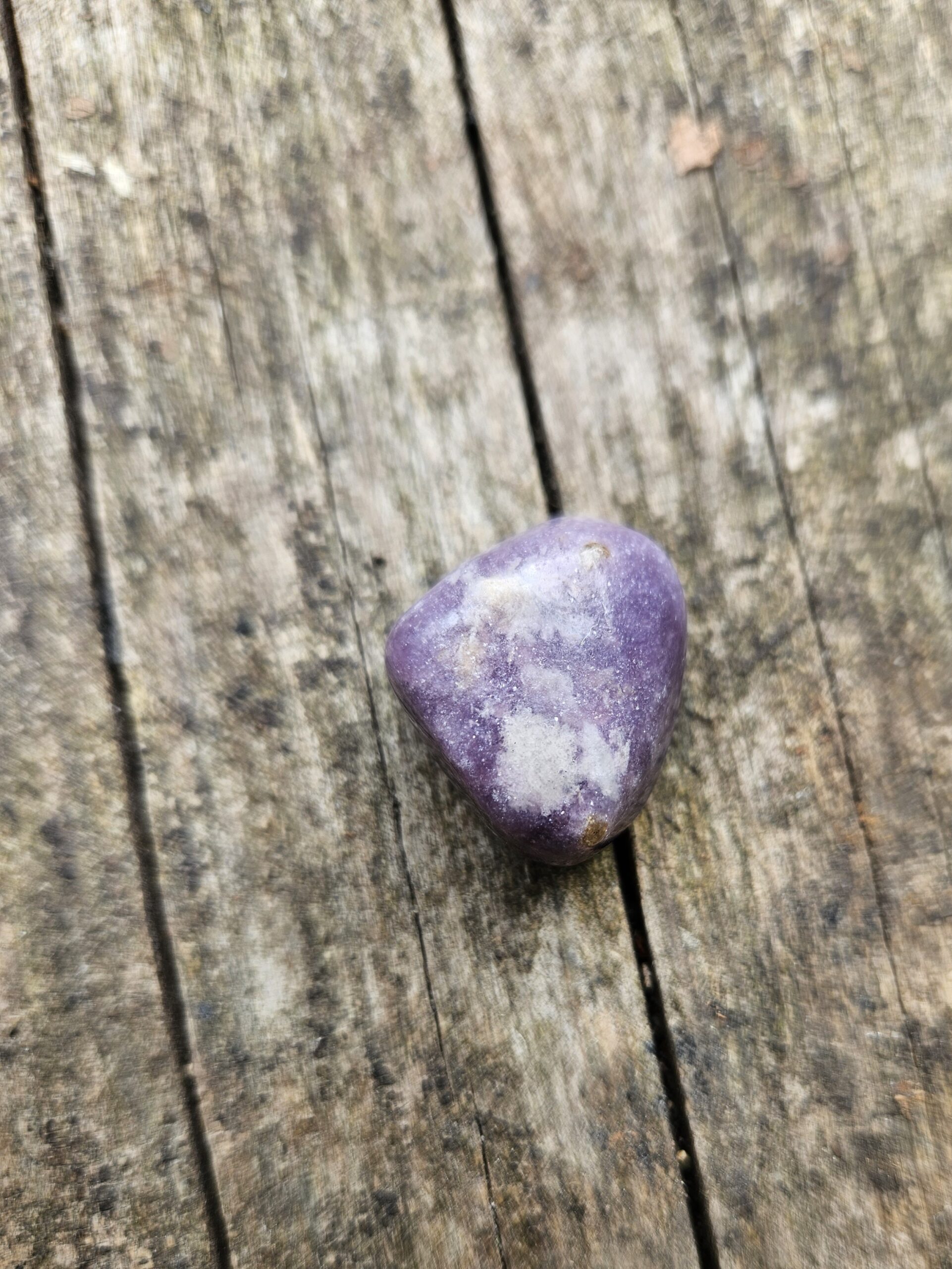 Poleret Lepidolit lommesten, kendt for sin beroligende energi. Denne krystal hjælper med at reducere stress, fremme indre fred, støtte følelsesmæssig balance og forbedre søvnkvaliteten.