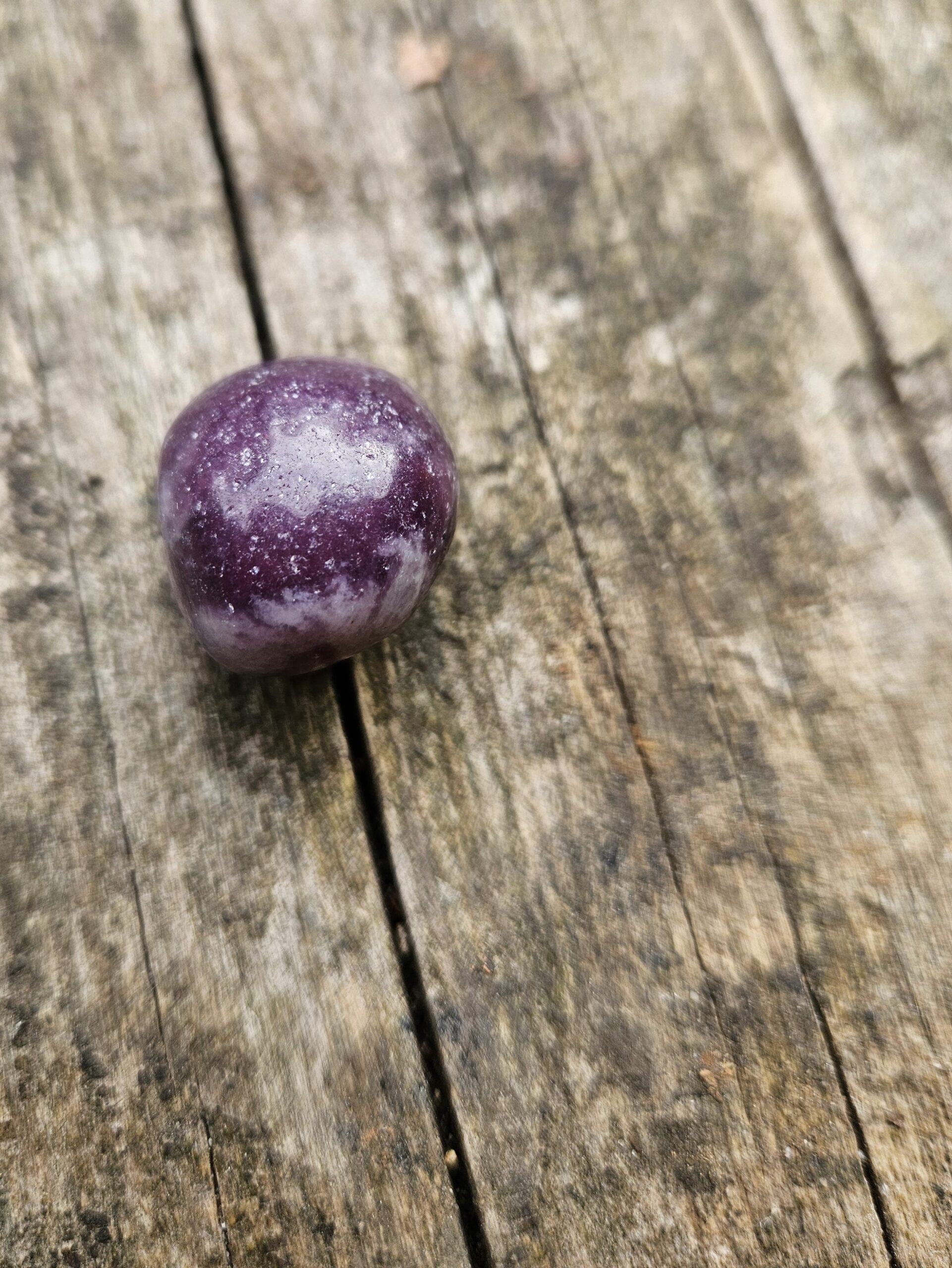 Poleret Lepidolit lommesten, kendt for sin beroligende energi. Denne krystal hjælper med at reducere stress, fremme indre fred, støtte følelsesmæssig balance og forbedre søvnkvaliteten.