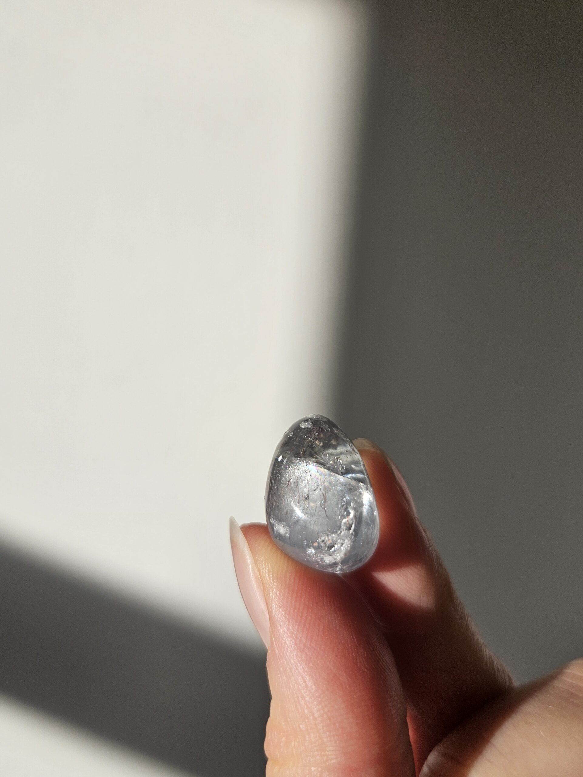 Celestit lommesten, kendt for sine beroligende egenskaber, der fremmer indre ro, åndelig forbindelse og lindrer stress.