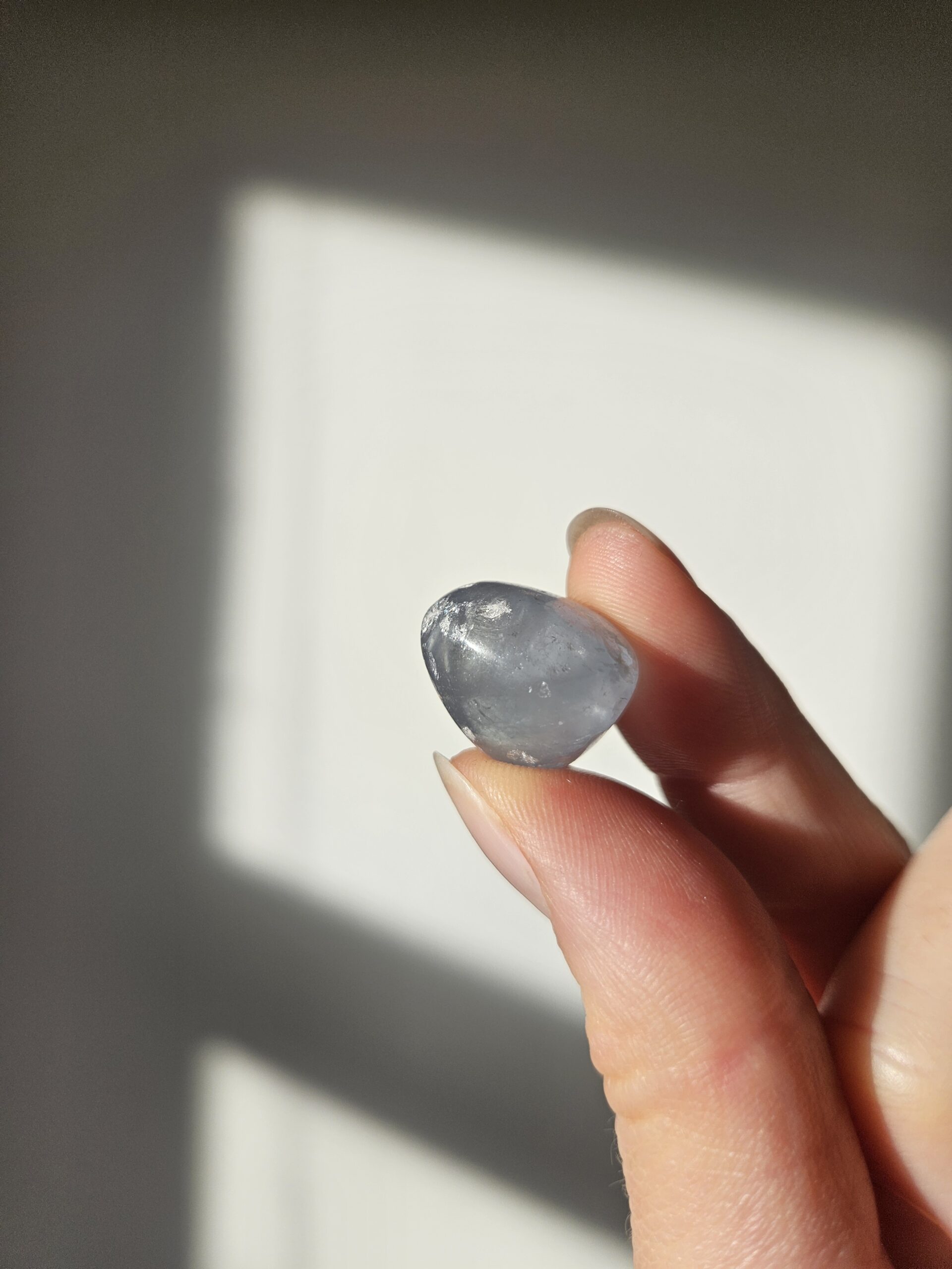 Celestit lommesten, kendt for sine beroligende egenskaber, der fremmer indre ro, åndelig forbindelse og lindrer stress.