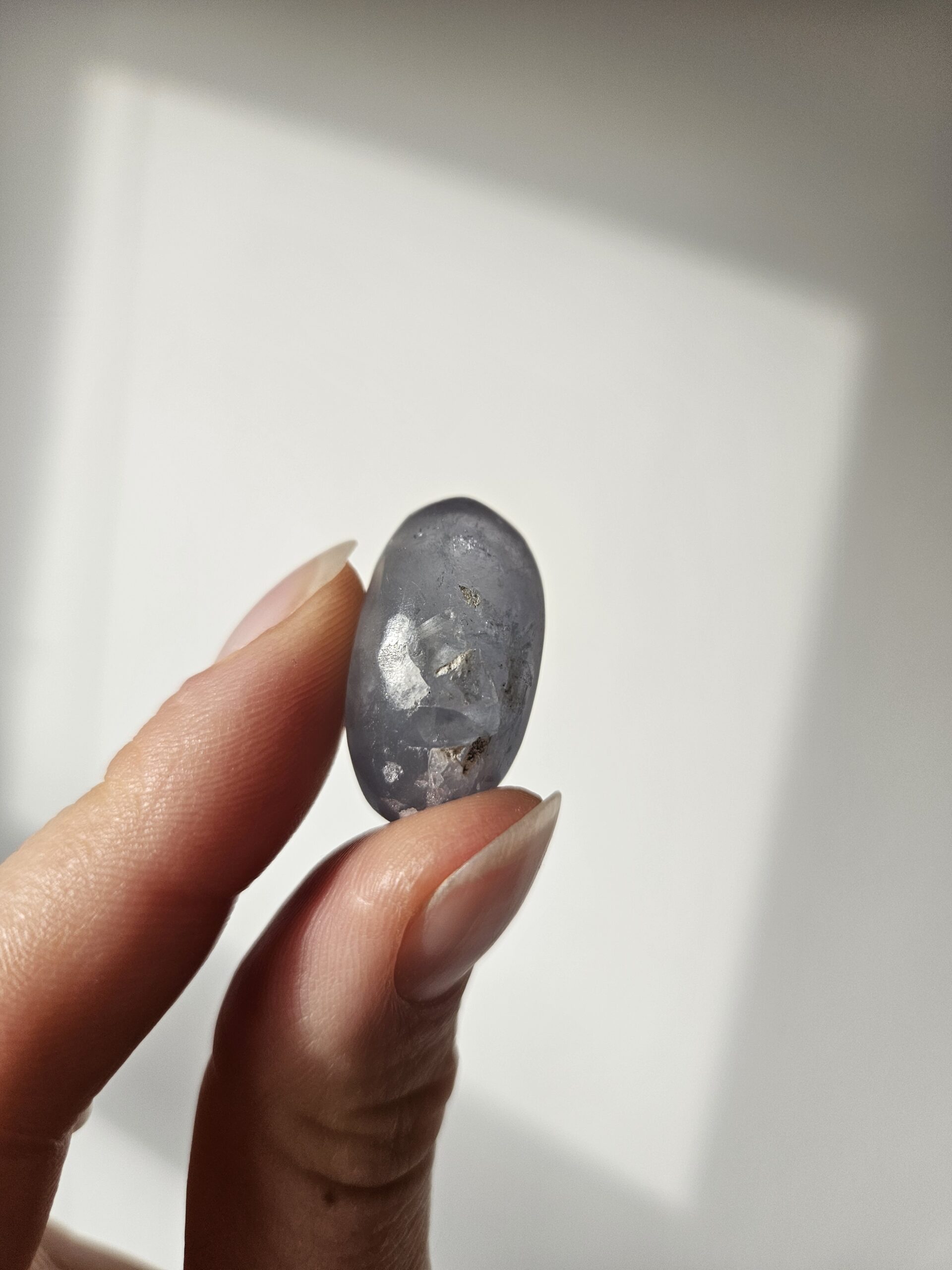 Celestit lommesten, kendt for sine beroligende egenskaber, der fremmer indre ro, åndelig forbindelse og lindrer stress.