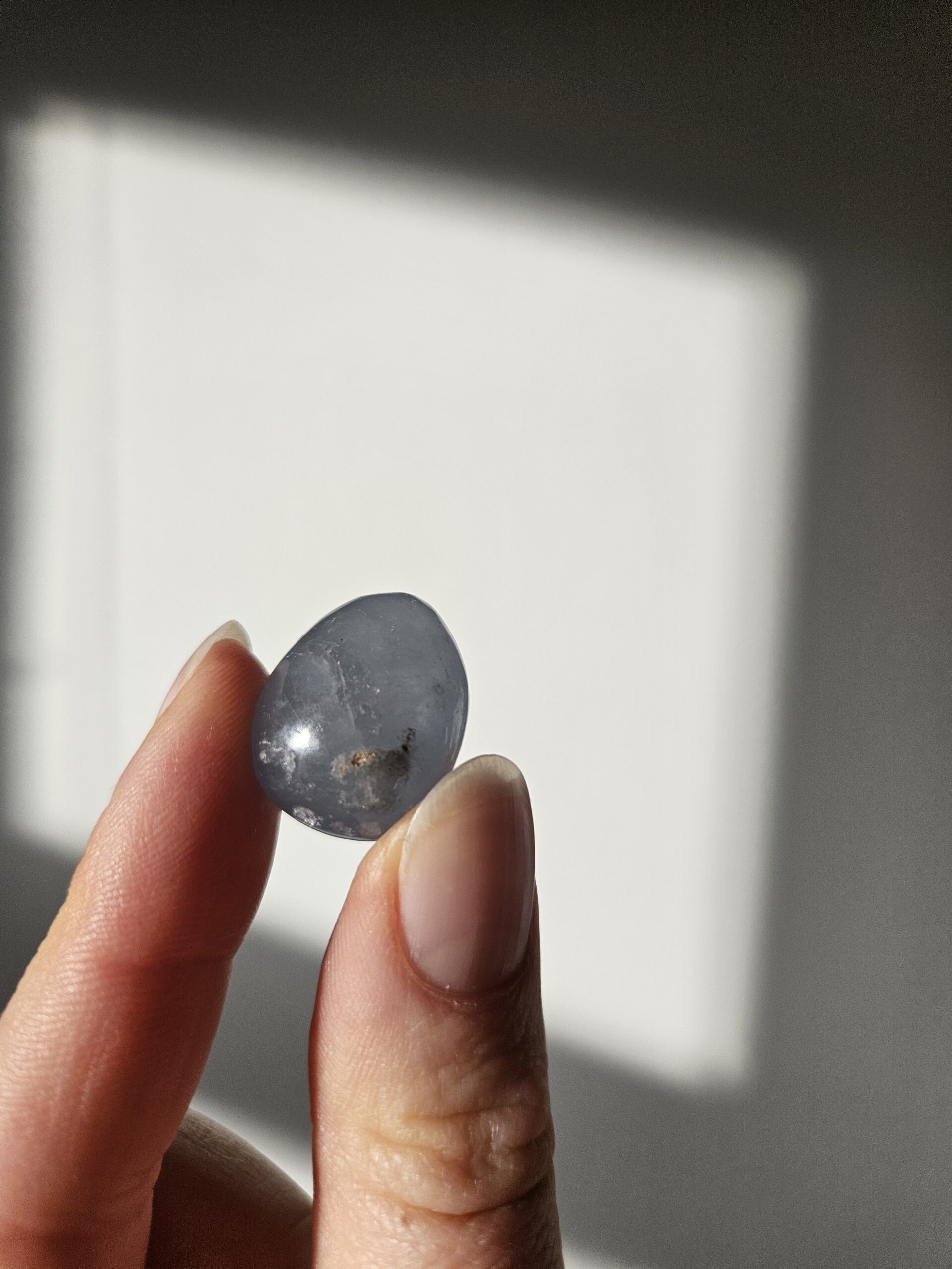 Celestit lommesten, kendt for sine beroligende egenskaber, der fremmer indre ro, åndelig forbindelse og lindrer stress.