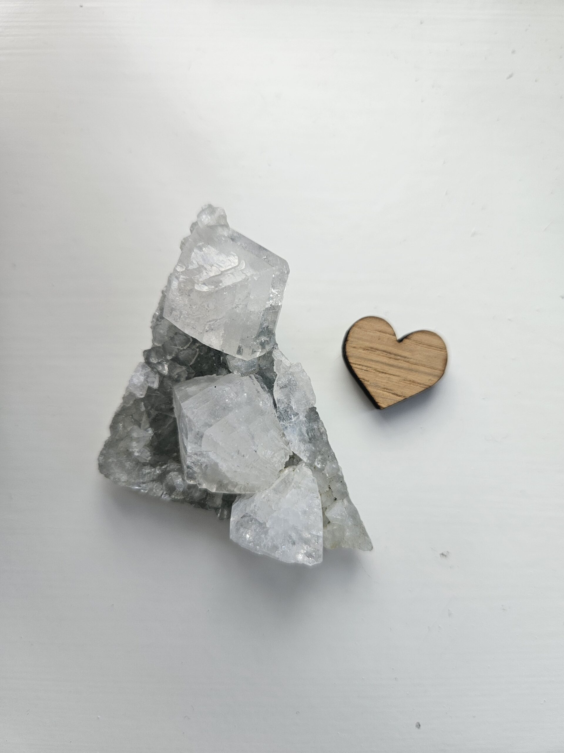 Apophyllit klynge, kendt for sine lysende krystaller, der fremmer åndelig vækst, hjælper med at heale og give slip på fortidens traumer, renser for negativ energi og er ideel til meditation.