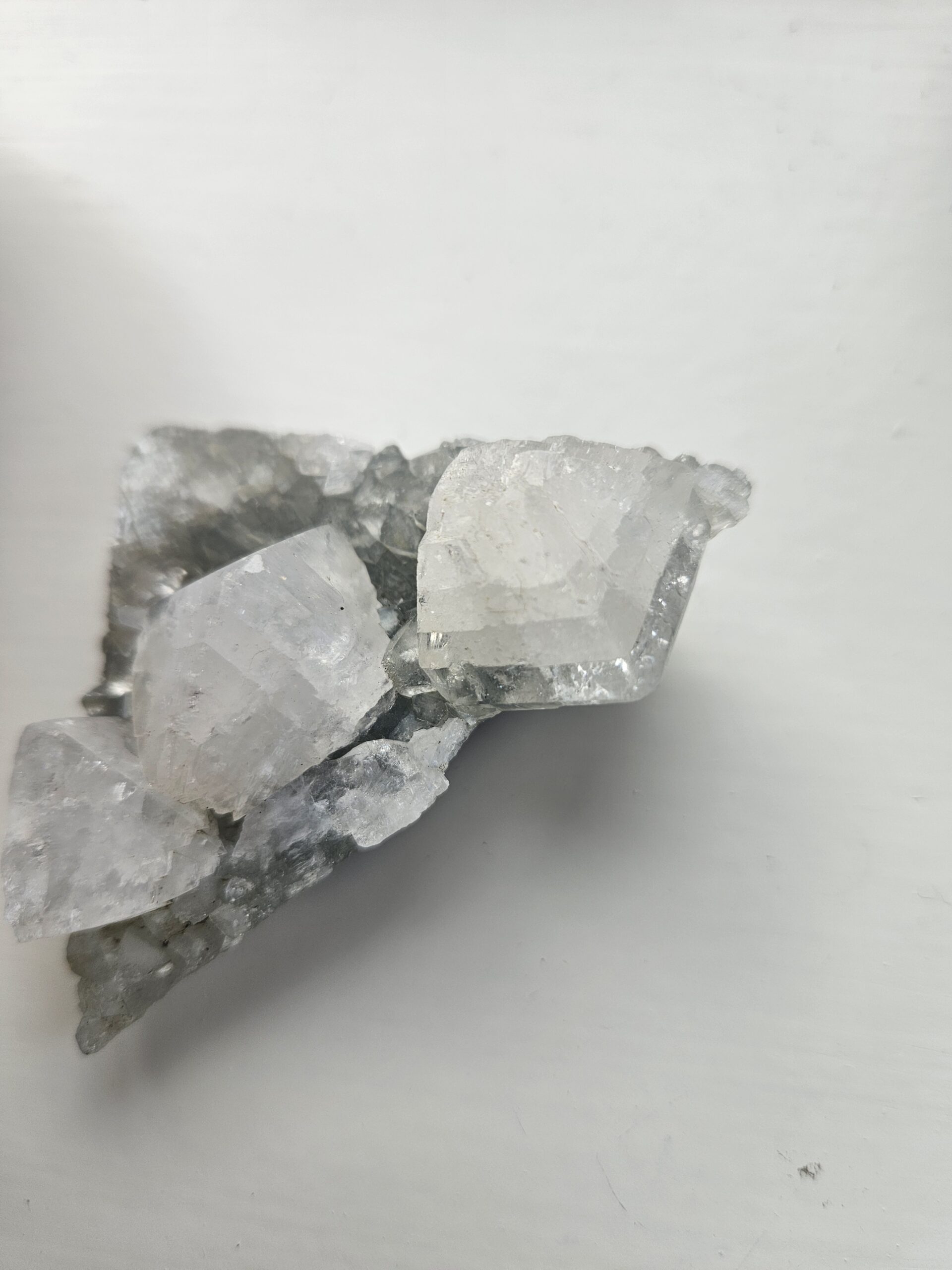 Apophyllit klynge, kendt for sine lysende krystaller, der fremmer åndelig vækst, hjælper med at heale og give slip på fortidens traumer, renser for negativ energi og er ideel til meditation.