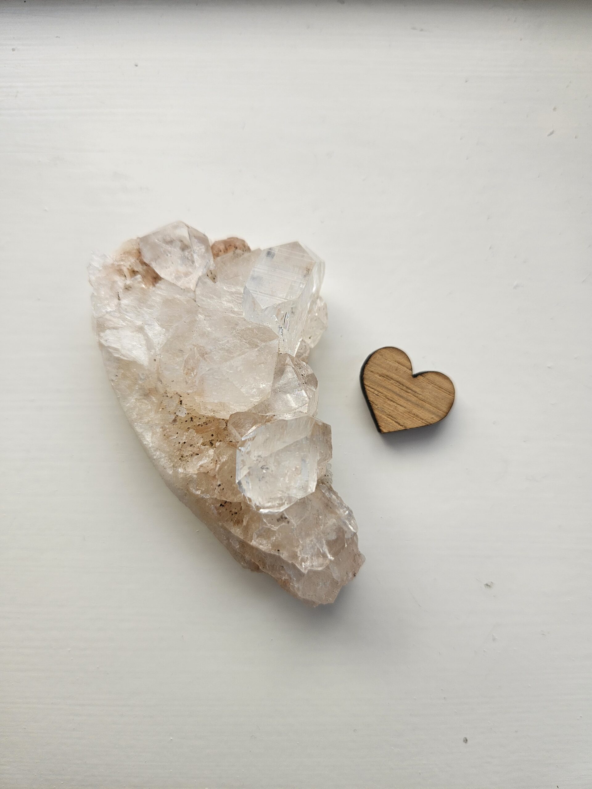 Apophyllit klynge, kendt for sine lysende krystaller, der fremmer åndelig vækst, hjælper med at heale og give slip på fortidens traumer, renser for negativ energi og er ideel til meditation.