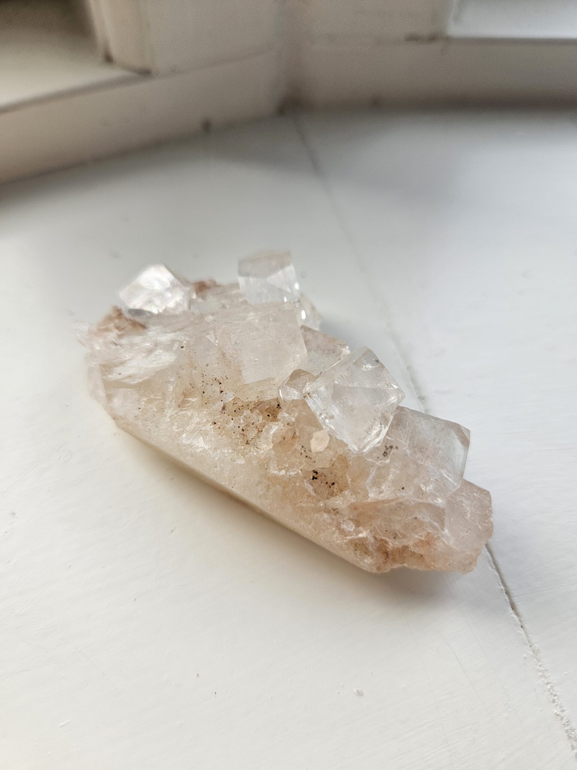 Apophyllit klynge, kendt for sine lysende krystaller, der fremmer åndelig vækst, hjælper med at heale og give slip på fortidens traumer, renser for negativ energi og er ideel til meditation.