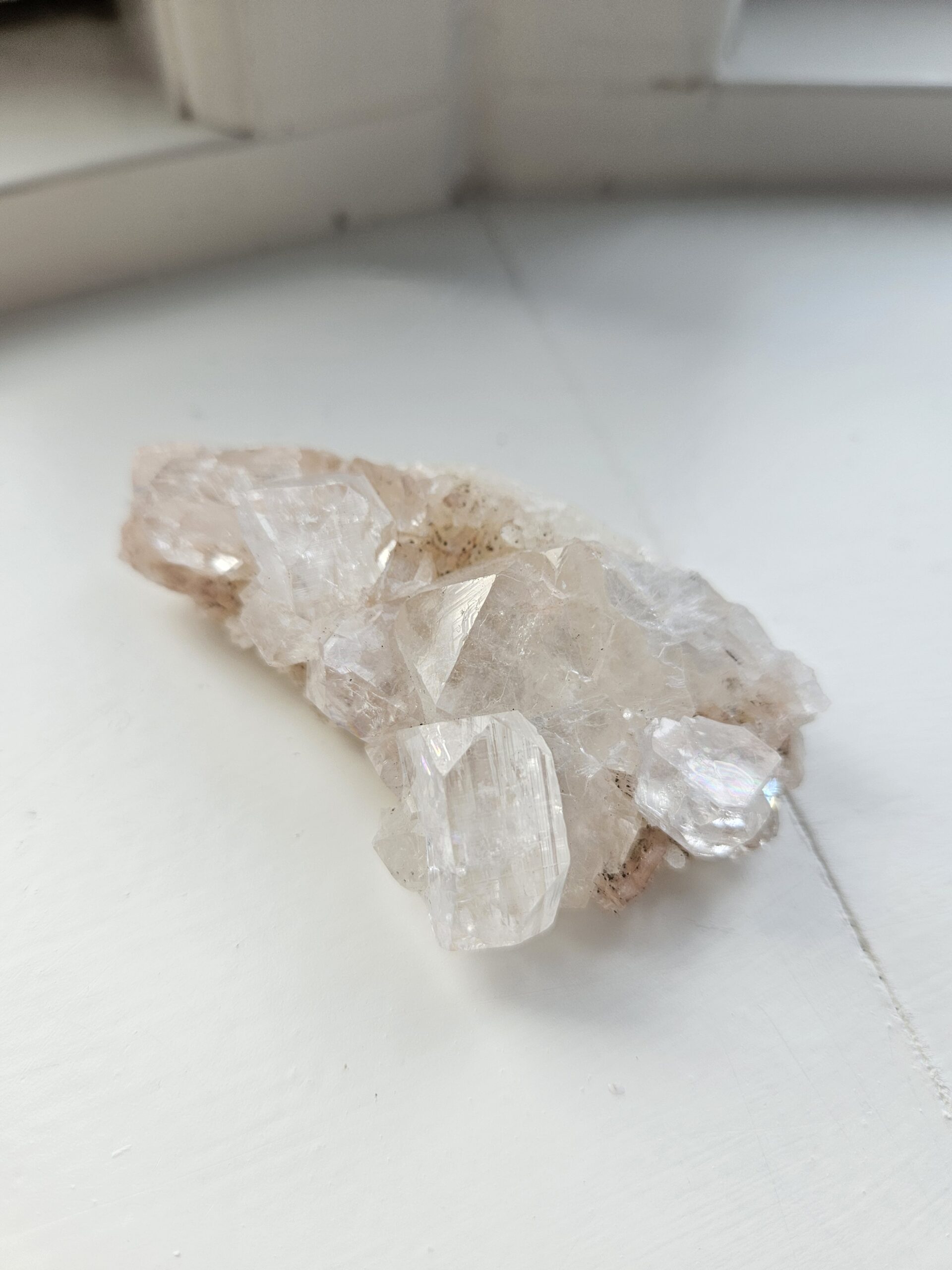 Apophyllit klynge, kendt for sine lysende krystaller, der fremmer åndelig vækst, hjælper med at heale og give slip på fortidens traumer, renser for negativ energi og er ideel til meditation.