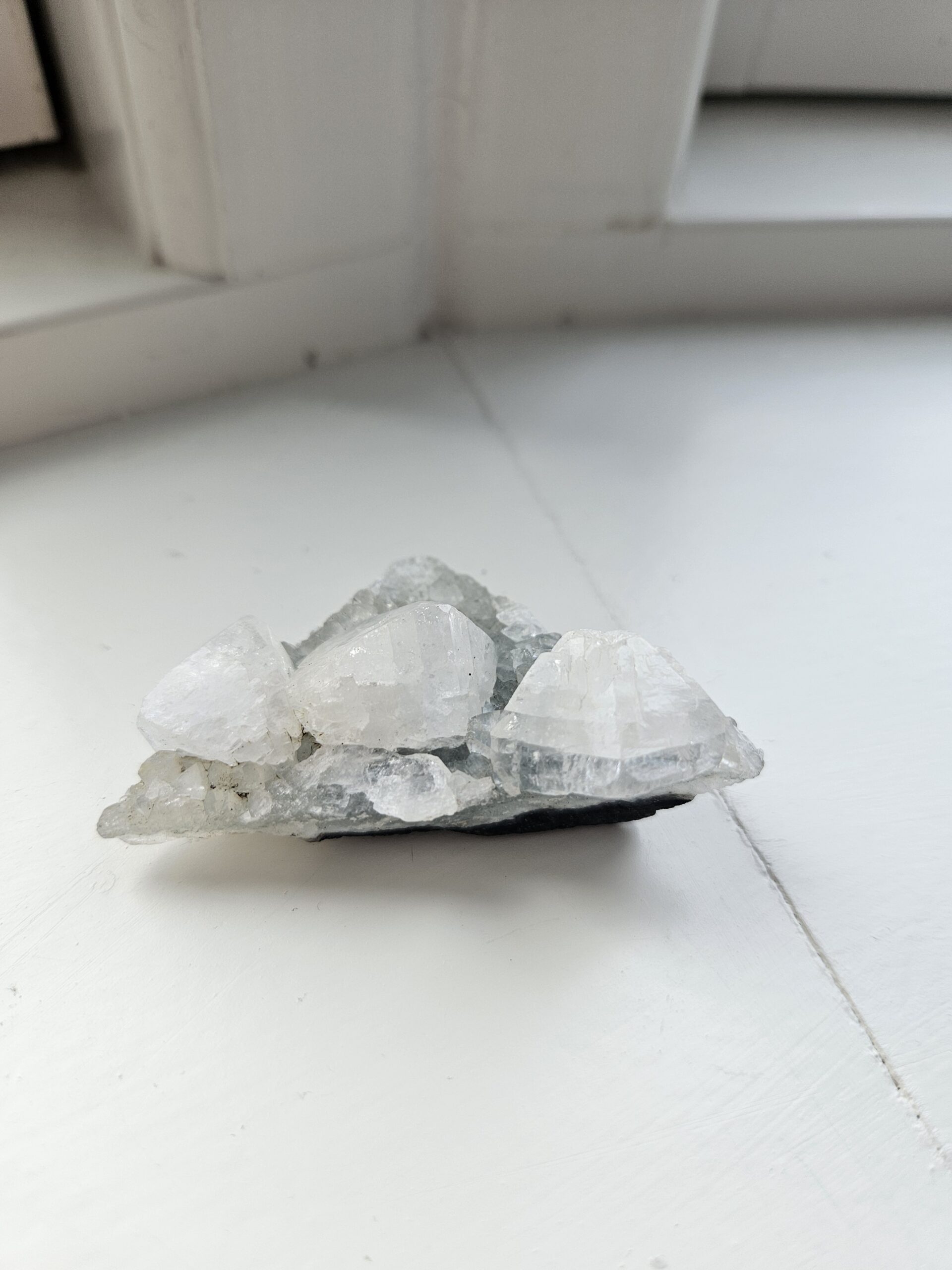 Apophyllit klynge, kendt for sine lysende krystaller, der fremmer åndelig vækst, hjælper med at heale og give slip på fortidens traumer, renser for negativ energi og er ideel til meditation.