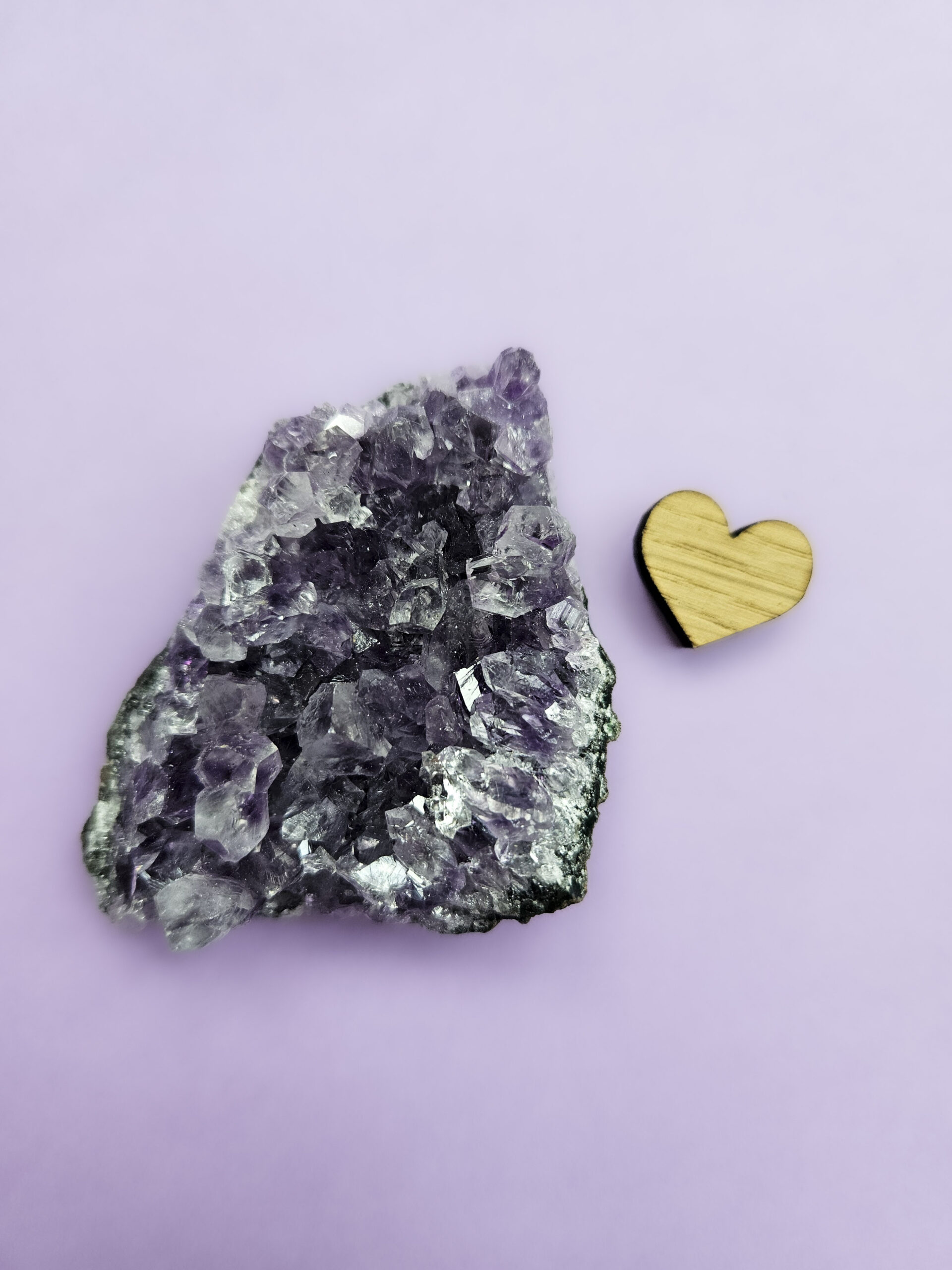 Ametyst klynge, kendt for sine beroligende egenskaber, der fremmer indre ro, åndelig vækst og beskytter mod negative energier. Glimter som en smuk violet stjernehimmel.