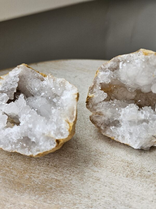 Bjergkrystal geode, kendt for sine energigivende egenskaber, der fremmer klarhed, balance og beskytter mod negative energier. Skinner og glimter som vinterlandskaber og stjernehimlen, og skaber en harmonisk atmosfære i hjemmet.