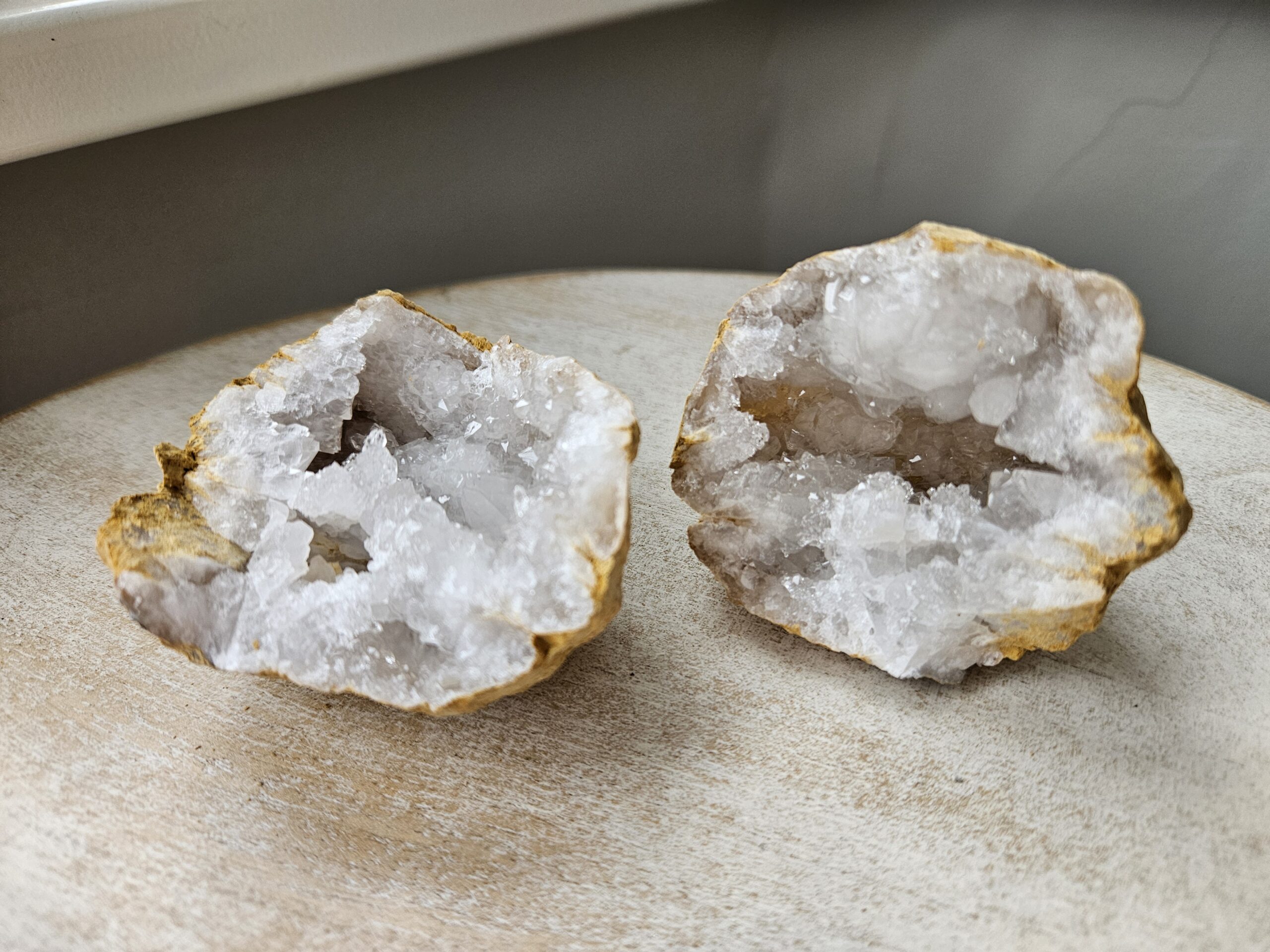 Bjergkrystal geode, kendt for sine energigivende egenskaber, der fremmer klarhed, balance og beskytter mod negative energier. Skinner og glimter som vinterlandskaber og stjernehimlen, og skaber en harmonisk atmosfære i hjemmet.