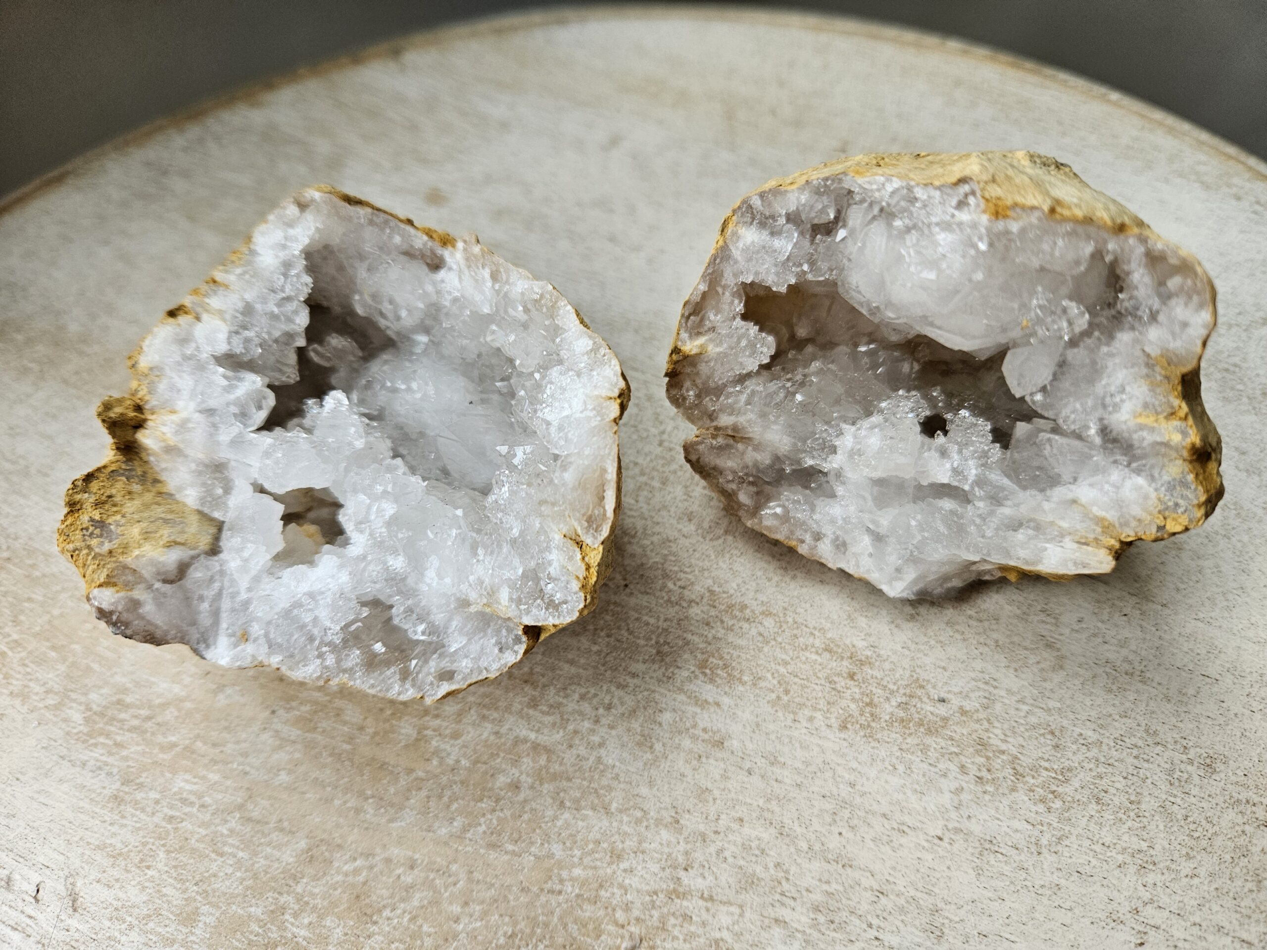 Bjergkrystal geode, kendt for sine energigivende egenskaber, der fremmer klarhed, balance og beskytter mod negative energier. Skinner og glimter som vinterlandskaber og stjernehimlen, og skaber en harmonisk atmosfære i hjemmet.