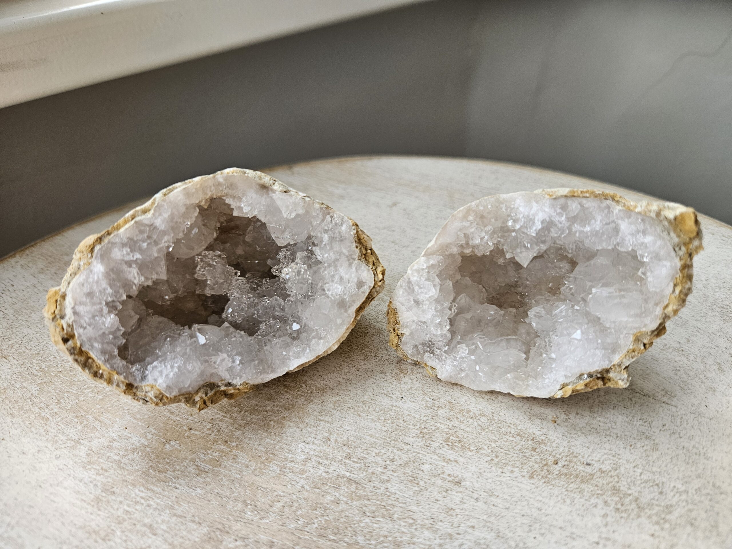 Bjergkrystal geode, kendt for sine energigivende egenskaber, der fremmer klarhed, balance og beskytter mod negative energier. Skinner og glimter som vinterlandskaber og stjernehimlen, og skaber en harmonisk atmosfære i hjemmet.
