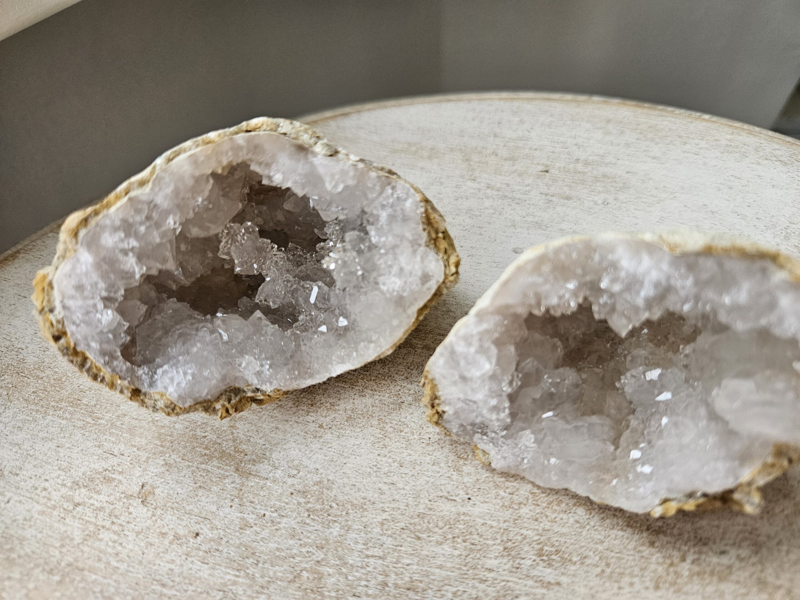 Bjergkrystal geode, kendt for sine energigivende egenskaber, der fremmer klarhed, balance og beskytter mod negative energier. Skinner og glimter som vinterlandskaber og stjernehimlen, og skaber en harmonisk atmosfære i hjemmet.
