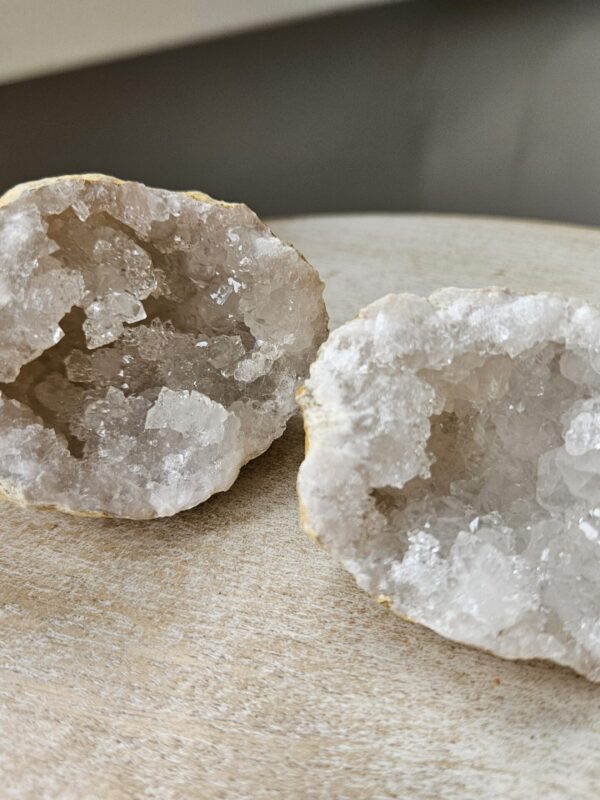 Bjergkrystal geode, kendt for sine energigivende egenskaber, der fremmer klarhed, balance og beskytter mod negative energier. Skinner og glimter som vinterlandskaber og stjernehimlen, og skaber en harmonisk atmosfære i hjemmet.