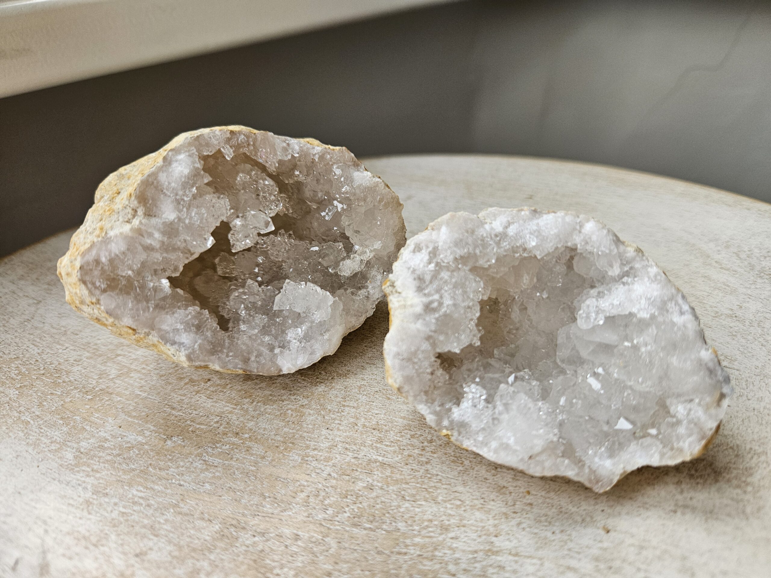 Bjergkrystal geode, kendt for sine energigivende egenskaber, der fremmer klarhed, balance og beskytter mod negative energier. Skinner og glimter som vinterlandskaber og stjernehimlen, og skaber en harmonisk atmosfære i hjemmet.