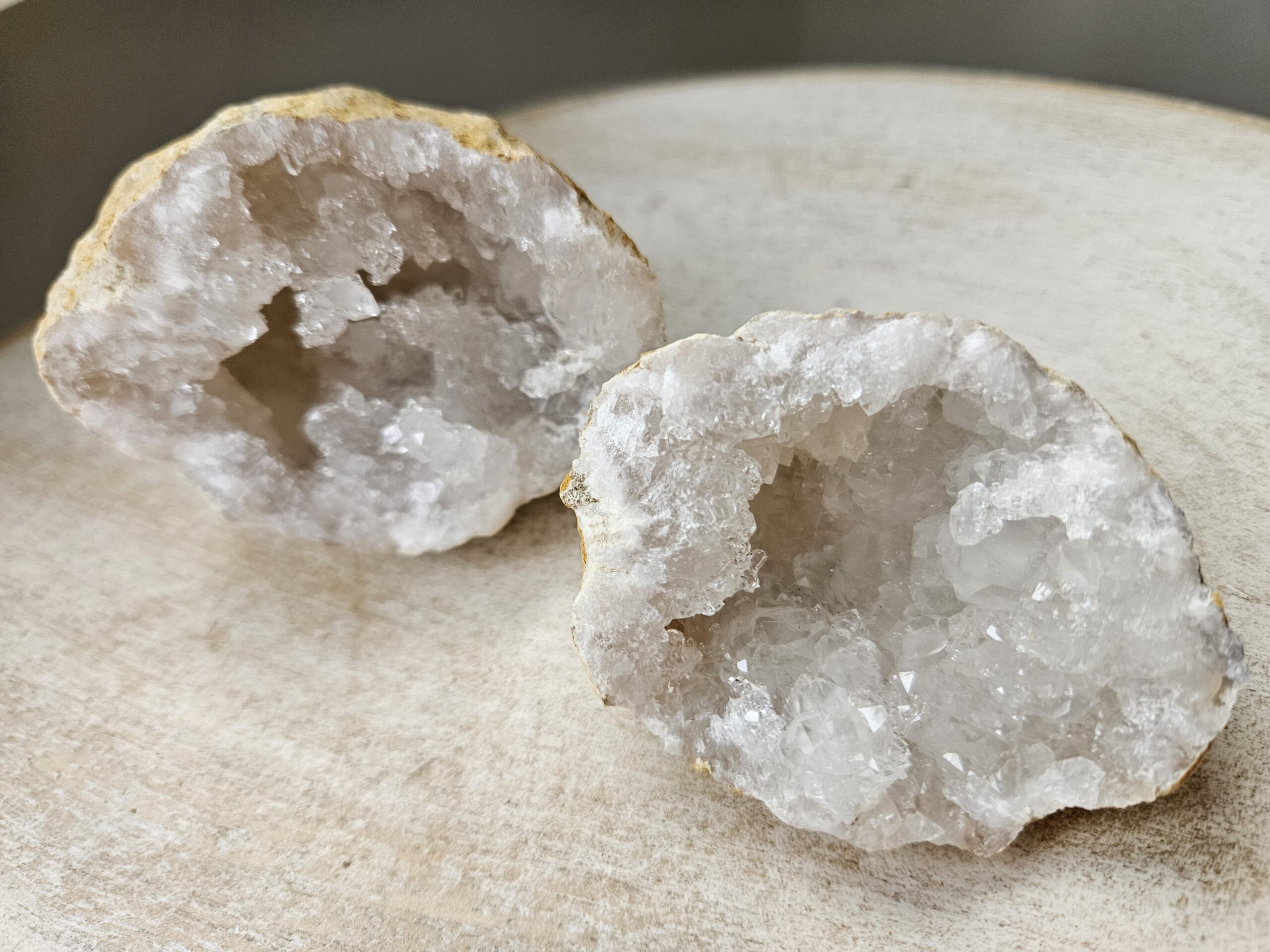 Bjergkrystal geode, kendt for sine energigivende egenskaber, der fremmer klarhed, balance og beskytter mod negative energier. Skinner og glimter som vinterlandskaber og stjernehimlen, og skaber en harmonisk atmosfære i hjemmet.