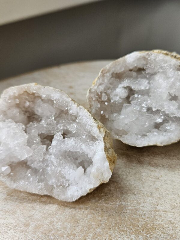 Bjergkrystal geode, kendt for sine energigivende egenskaber, der fremmer klarhed, balance og beskytter mod negative energier. Skinner og glimter som vinterlandskaber og stjernehimlen, og skaber en harmonisk atmosfære i hjemmet.