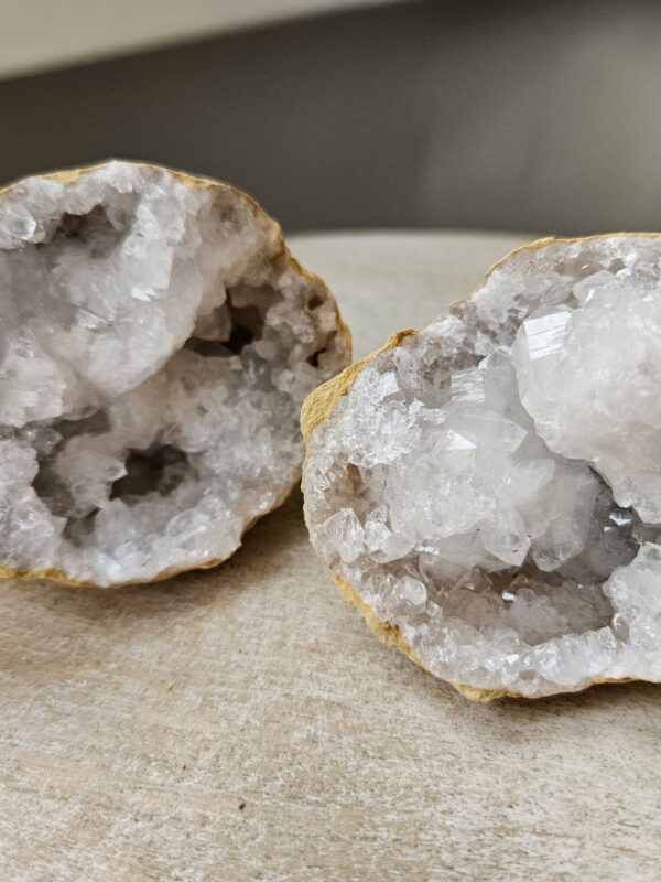 Bjergkrystal geode, kendt for sine energigivende egenskaber, der fremmer klarhed, balance og beskytter mod negative energier. Skinner og glimter som vinterlandskaber og stjernehimlen, og skaber en harmonisk atmosfære i hjemmet.