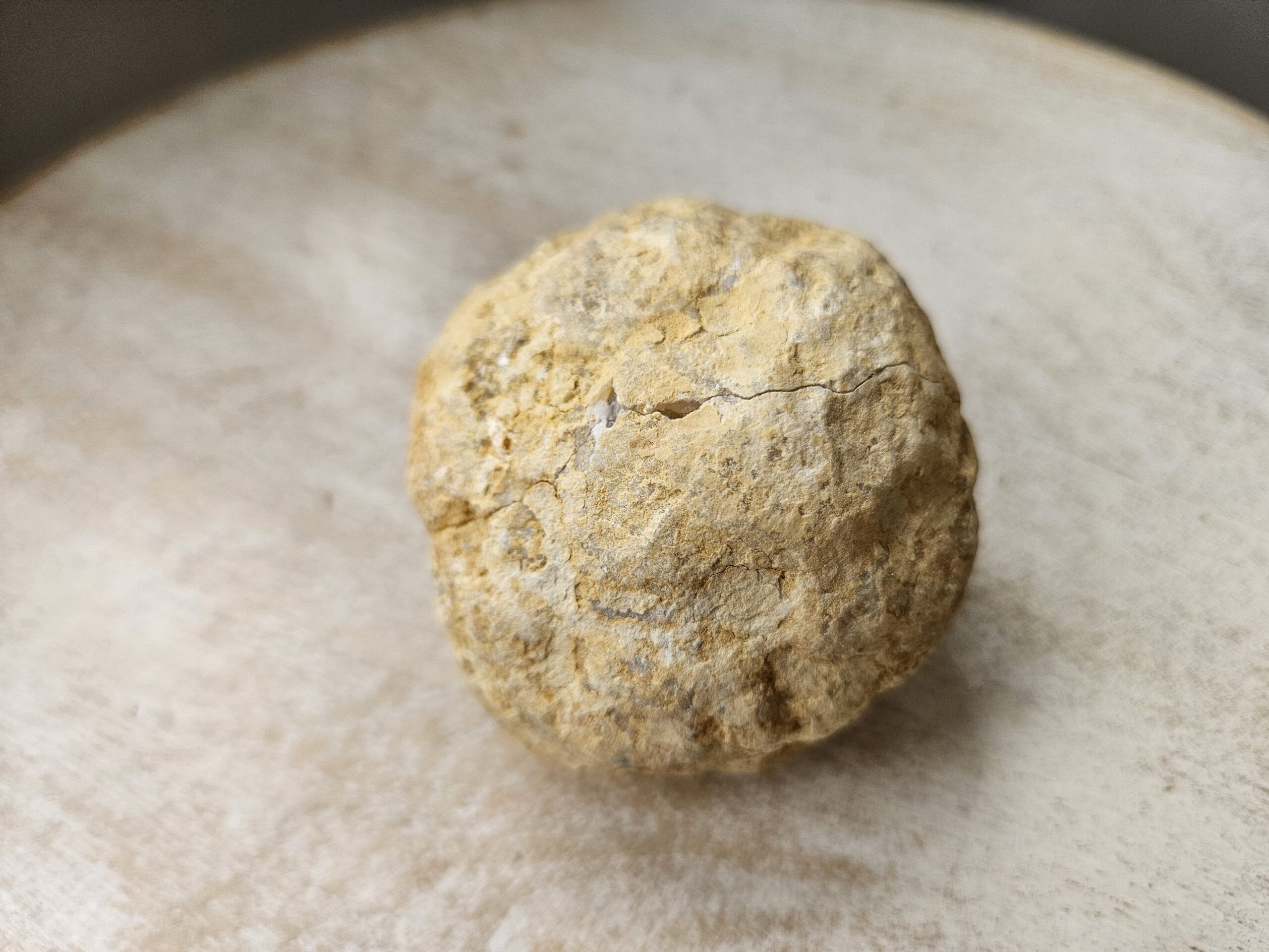 Bjergkrystal geode, kendt for sine energigivende egenskaber, der fremmer klarhed, balance og beskytter mod negative energier. Skinner og glimter som vinterlandskaber og stjernehimlen, og skaber en harmonisk atmosfære i hjemmet.