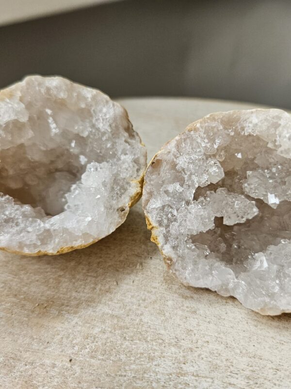 Bjergkrystal geode, kendt for sine energigivende egenskaber, der fremmer klarhed, balance og beskytter mod negative energier. Skinner og glimter som vinterlandskaber og stjernehimlen, og skaber en harmonisk atmosfære i hjemmet.