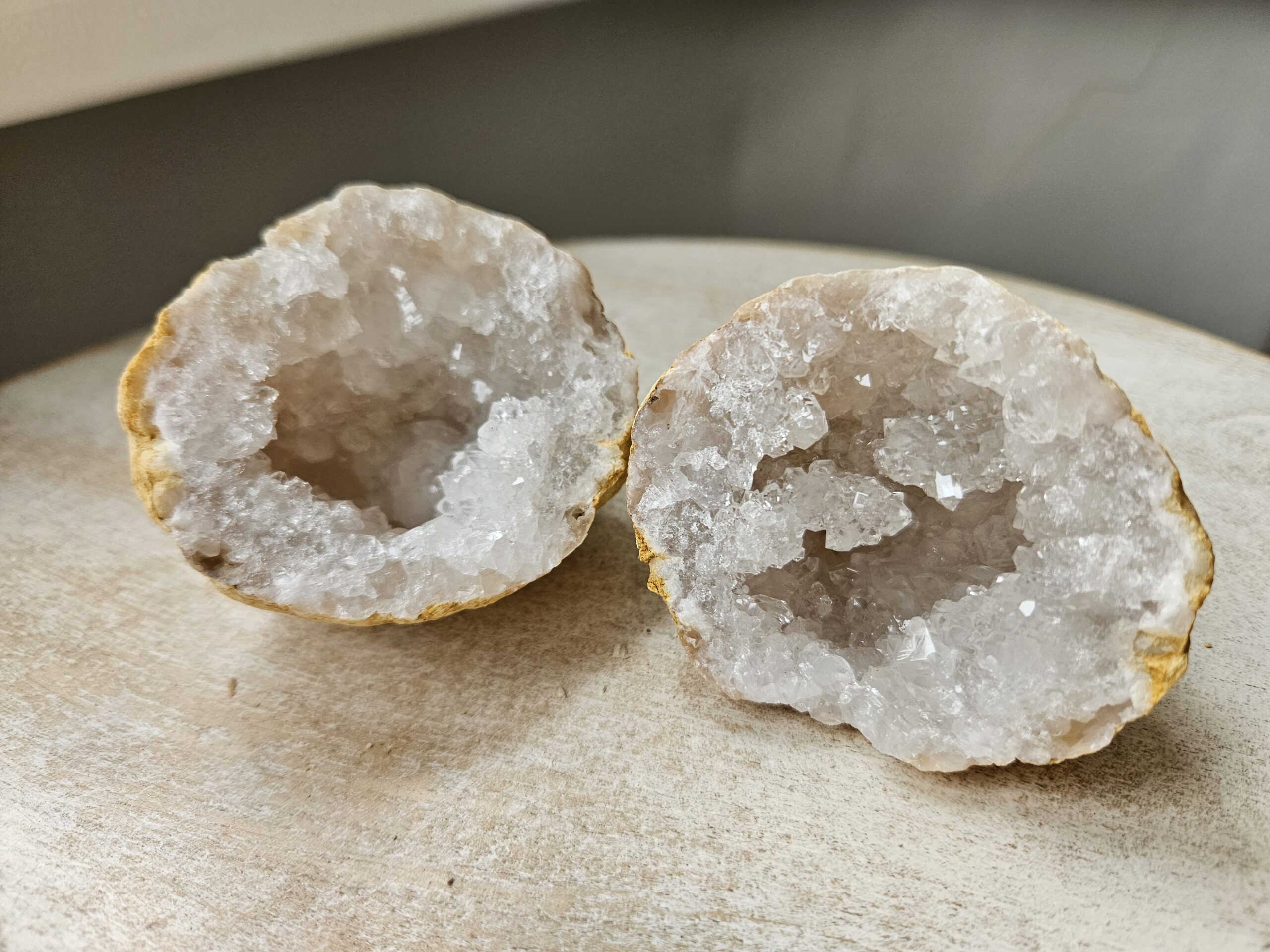 Bjergkrystal geode, kendt for sine energigivende egenskaber, der fremmer klarhed, balance og beskytter mod negative energier. Skinner og glimter som vinterlandskaber og stjernehimlen, og skaber en harmonisk atmosfære i hjemmet.