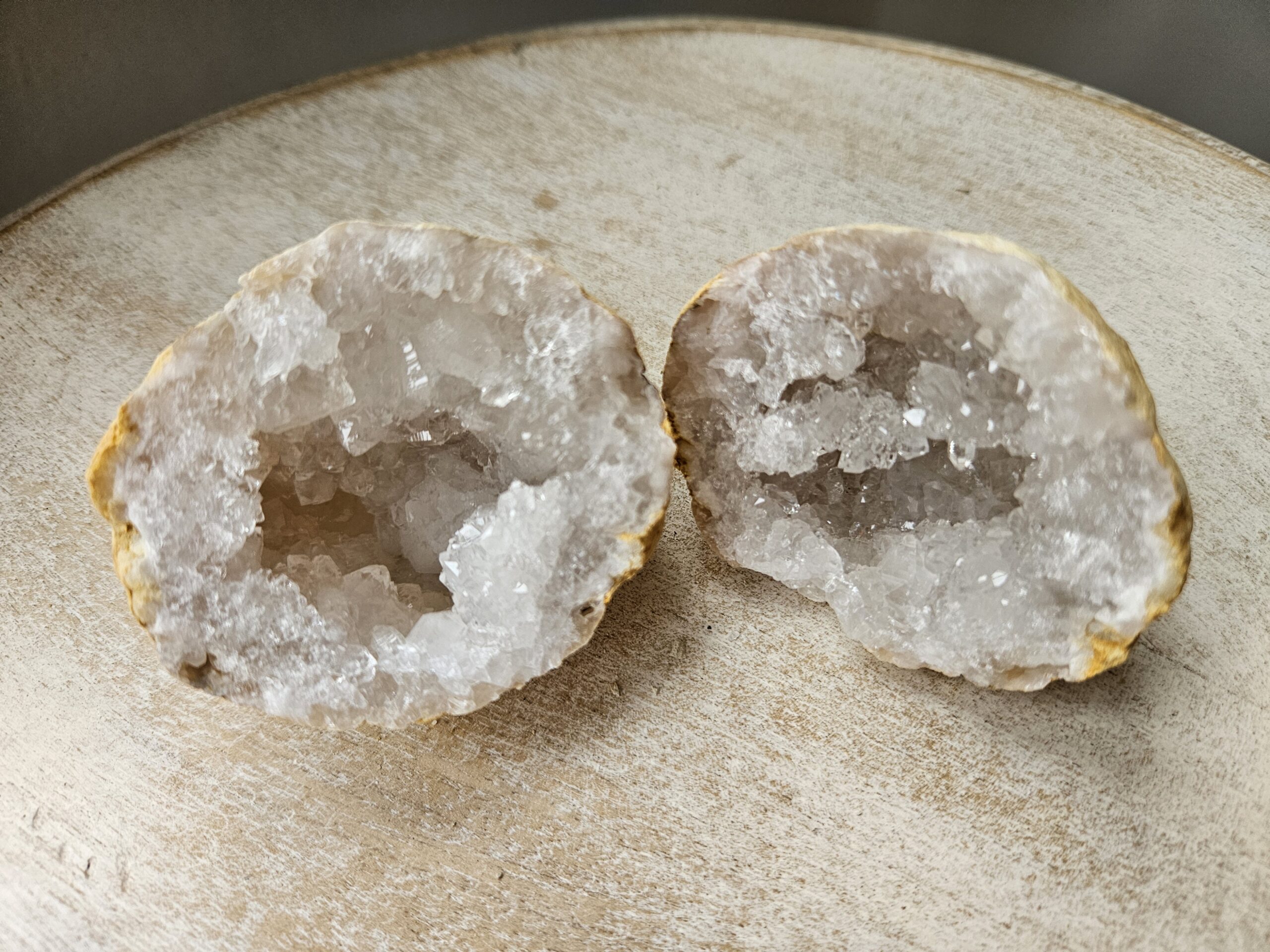 Bjergkrystal geode, kendt for sine energigivende egenskaber, der fremmer klarhed, balance og beskytter mod negative energier. Skinner og glimter som vinterlandskaber og stjernehimlen, og skaber en harmonisk atmosfære i hjemmet.
