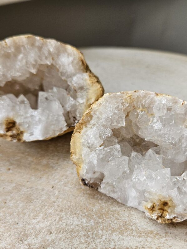 Bjergkrystal geode, kendt for sine energigivende egenskaber, der fremmer klarhed, balance og beskytter mod negative energier. Skinner og glimter som vinterlandskaber og stjernehimlen, og skaber en harmonisk atmosfære i hjemmet.