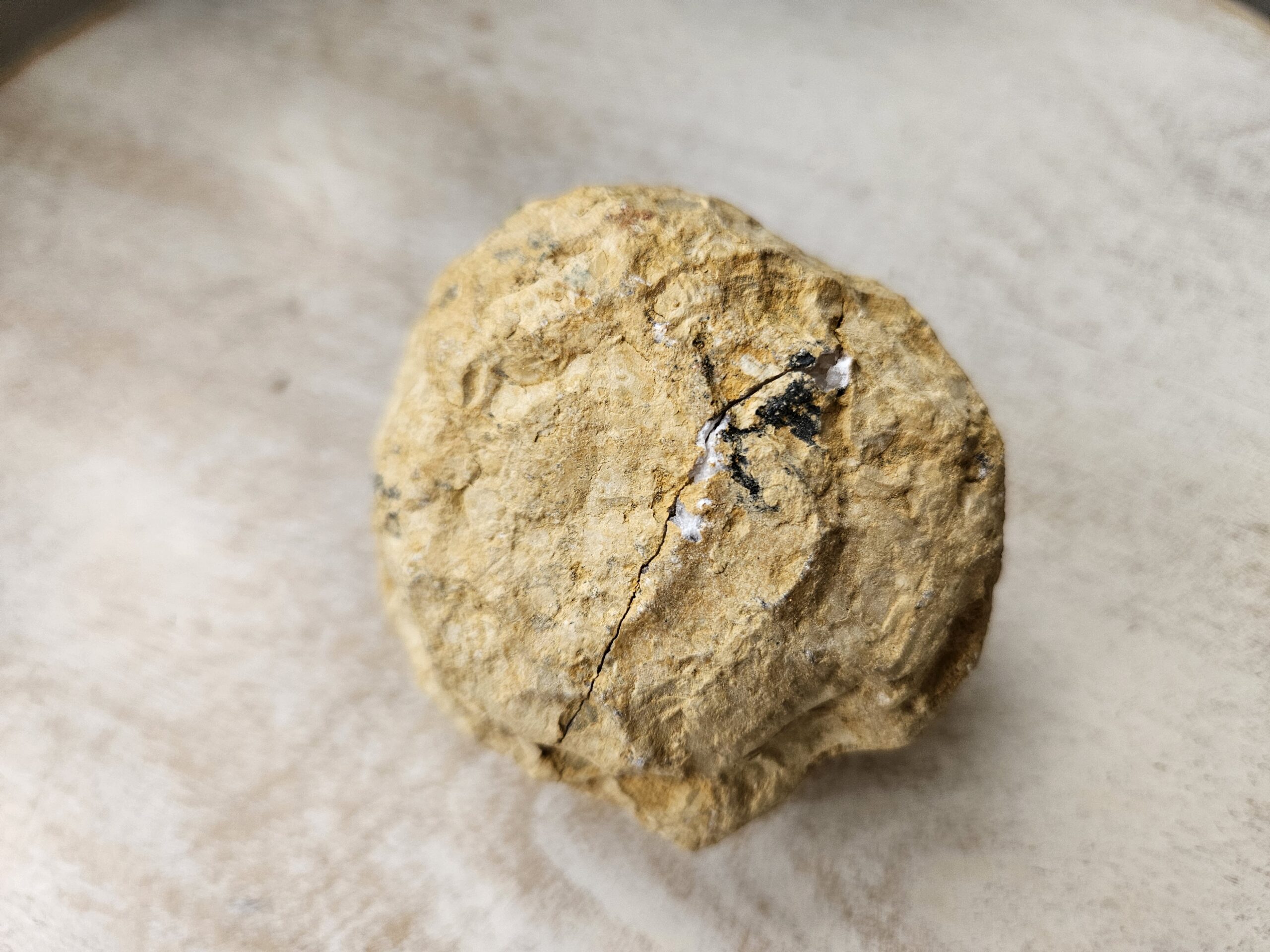 Bjergkrystal geode, kendt for sine energigivende egenskaber, der fremmer klarhed, balance og beskytter mod negative energier. Skinner og glimter som vinterlandskaber og stjernehimlen, og skaber en harmonisk atmosfære i hjemmet.
