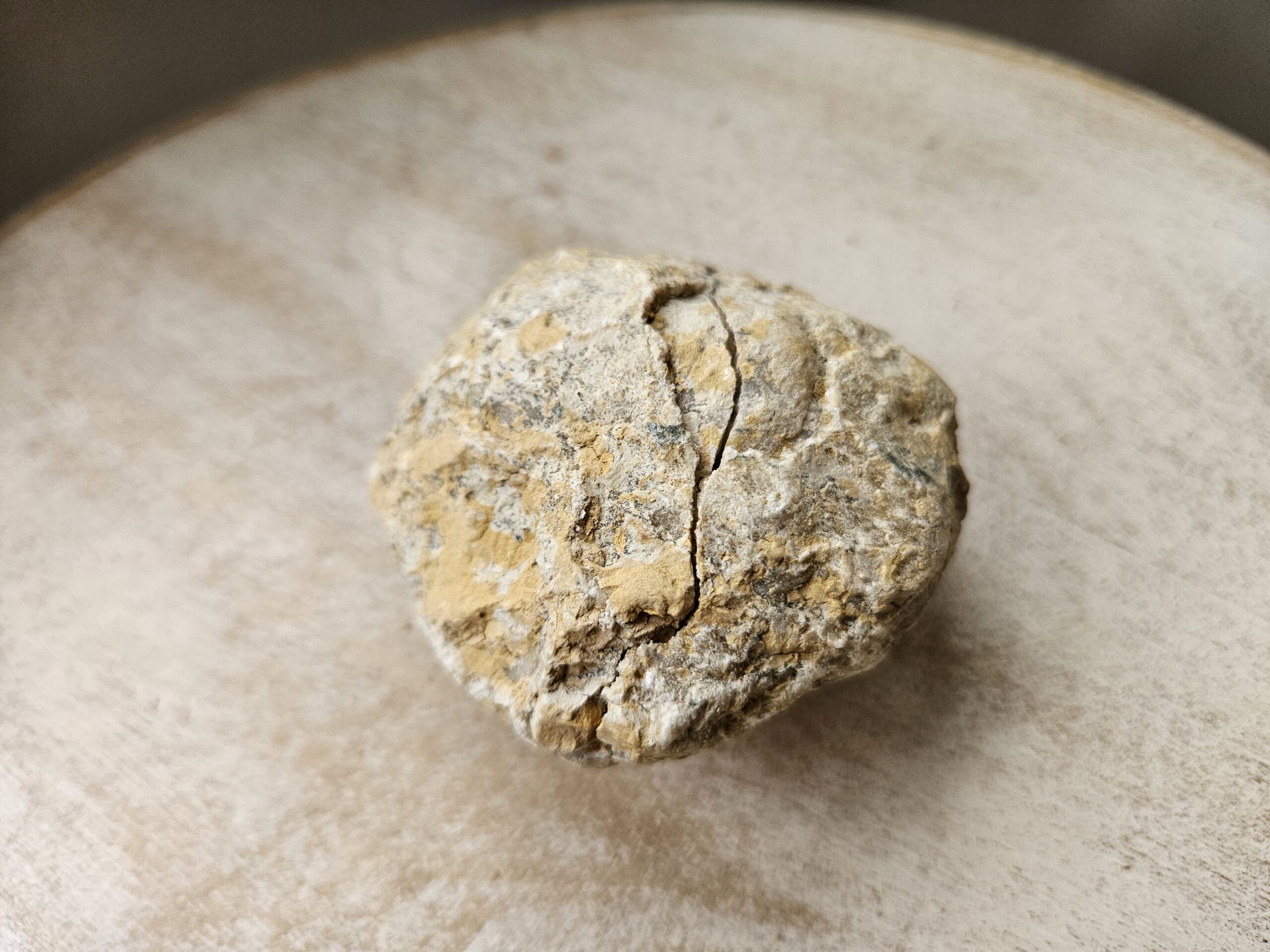 Bjergkrystal geode, kendt for sine energigivende egenskaber, der fremmer klarhed, balance og beskytter mod negative energier. Skinner og glimter som vinterlandskaber og stjernehimlen, og skaber en harmonisk atmosfære i hjemmet.