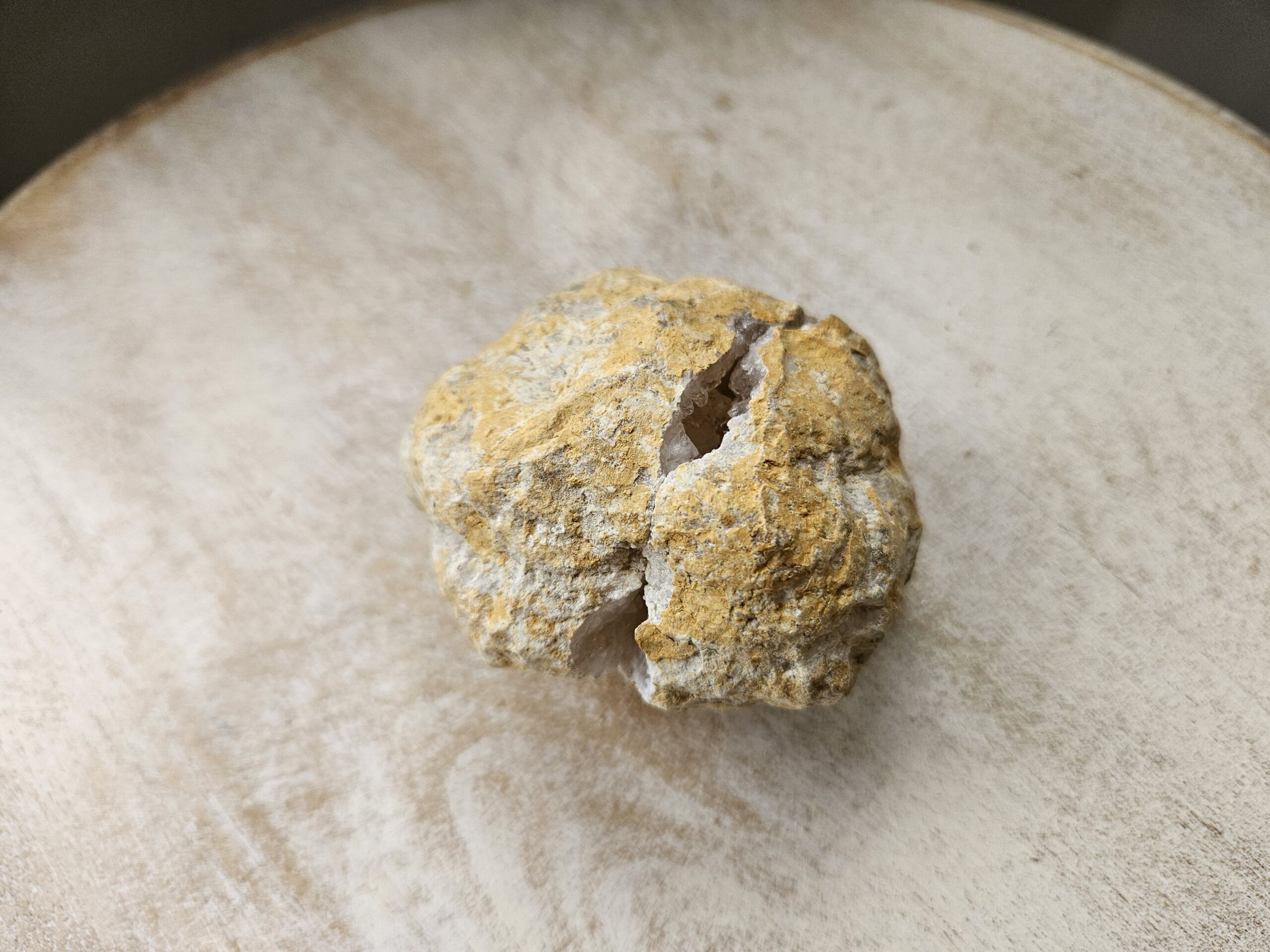 Bjergkrystal geode, kendt for sine energigivende egenskaber, der fremmer klarhed, balance og beskytter mod negative energier. Skinner og glimter som vinterlandskaber og stjernehimlen, og skaber en harmonisk atmosfære i hjemmet.