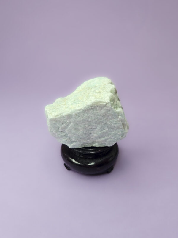 Rå amazonit sten, kendt for at skabe balance, reducere stress, fremme ærlig kommunikation, styrke indre mod og støtte selvudfoldelse.