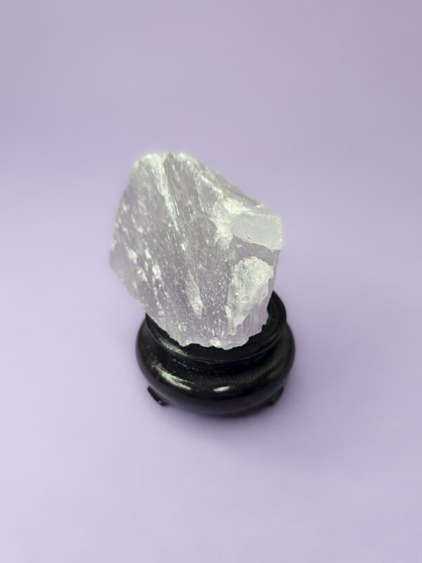 Rå ametyst sten, kendt for at styrke intuition, fremme indre ro, forbedre søvnkvalitet og støtte i kampen mod afhængighed.