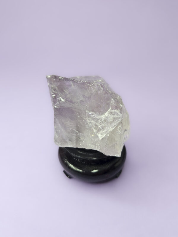 Rå ametyst sten, kendt for at styrke intuition, fremme indre ro, forbedre søvnkvalitet og støtte i kampen mod afhængighed.