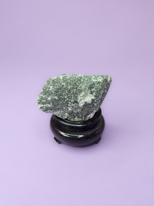 Rå grøn aventurin sten, kendt for at fremme vækst, tiltrække held og overflod, og bringe balance i følelser og energi.