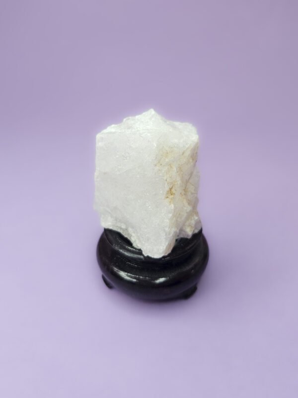 Rå kvarts sten, kendt som en kraftfuld energiforstærker, ideel til klarhed, fokus og manifestering af intentioner.