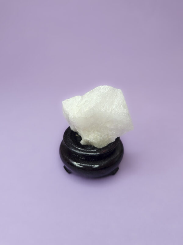 Rå kvarts sten, kendt som en kraftfuld energiforstærker, ideel til klarhed, fokus og manifestering af intentioner.