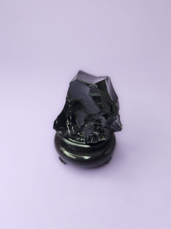 Rå obsidian krystal i naturlig form, kendt for at beskytte mod negativ energi, mens den udforsker underbevidstheden.