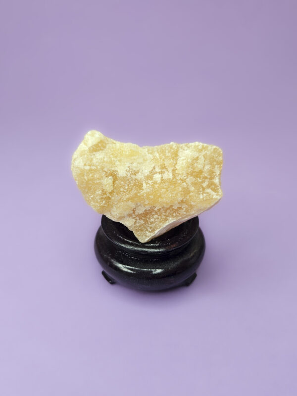 Rå orange calcit sten, kendt for at booste energi, fremme kreativitet og løfte humøret.