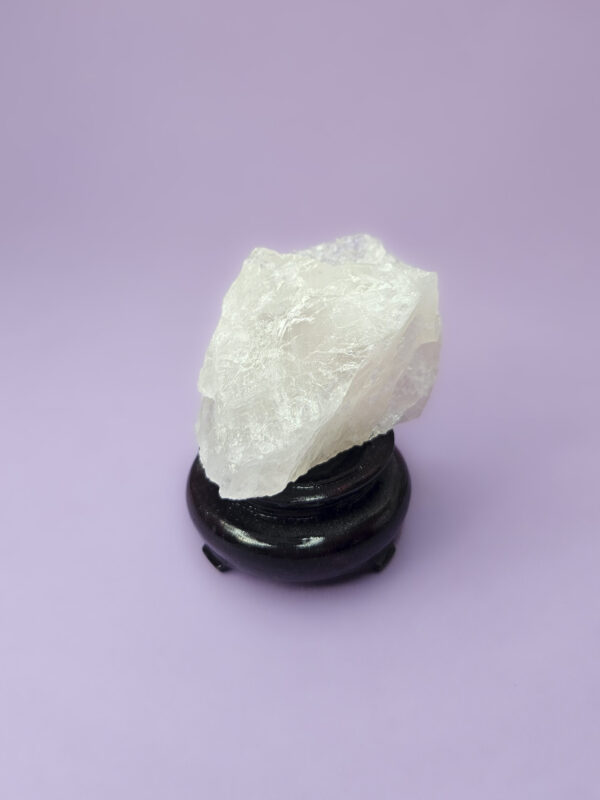 Rå rosakvarts sten i naturlig form, kendt for at fremme kærlighed, harmoni og tillid.