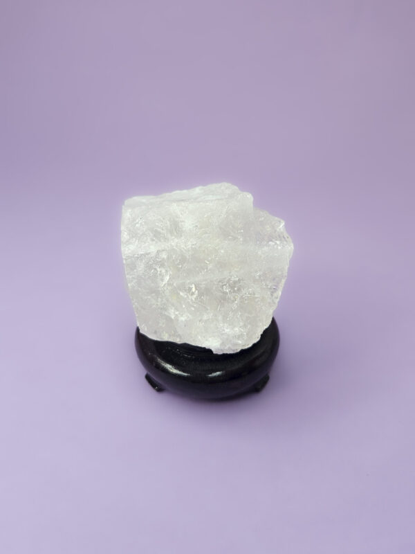 Rå rosakvarts sten i naturlig form, kendt for at fremme kærlighed, harmoni og tillid.