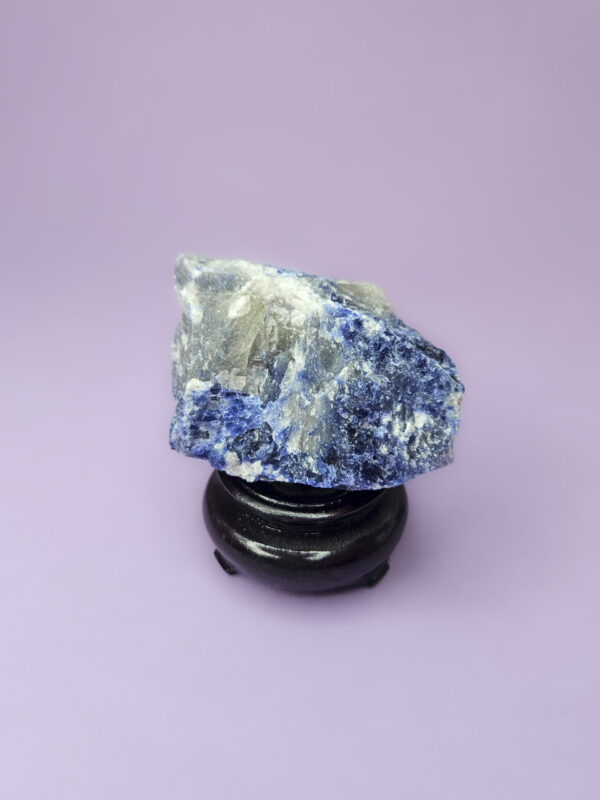 Rå sodalit sten, kendt for at fremme mental klarhed, forbedre kommunikation og støtte intuitionen.