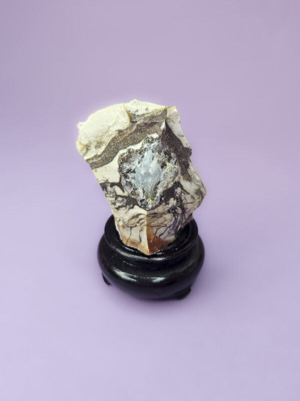 Rå zebra jaspis sten, kendt for at fremme balance, støtte i stressede perioder og skabe harmoni mellem krop, sind og ånd.