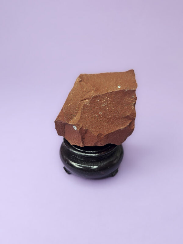 Rå rød jaspis sten, kendt for at fremme stabilitet, styrke vilje og give energi til handling og passion.