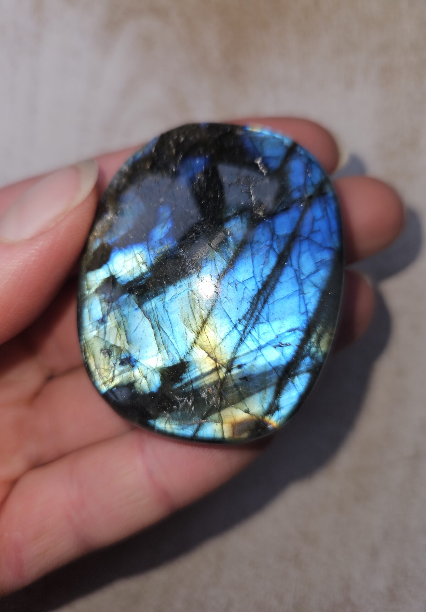 Labradorit palmstone med smukt farvespil i blå og grøn. Denne krystal støtter transformation, beskytter mod negativ energi og fremmer intuition, selvbevidsthed og indre ro. Perfekt til at åbne sindet for nye muligheder.