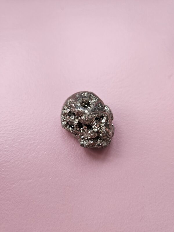 Pyrit lommesten, som repræsenterer en kraftfuld energi af styrke og beskyttelse