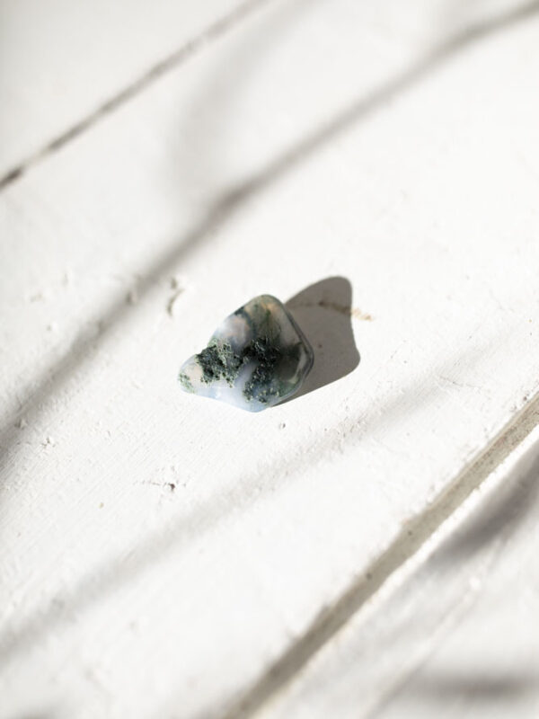 En smuk mos agat lommesten med unikke, naturlige mønstre – symbol på balance, jordforbindelse og ny vækst