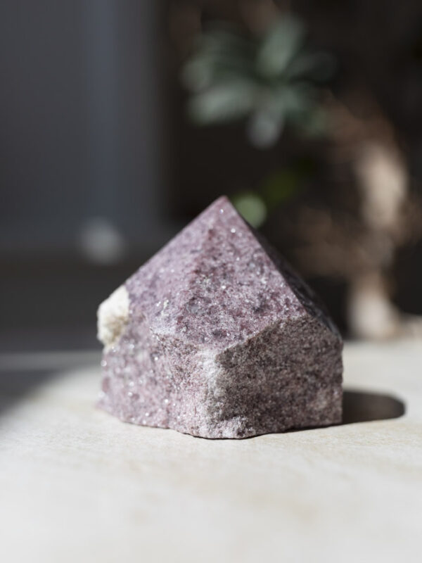 Lepidolit spids - beroligende krystal for healing og følelsesmæssig balance