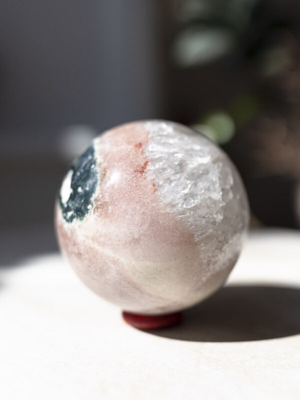 Pink ametyst kugle med blid, beroligende og hjerteåbnende energi